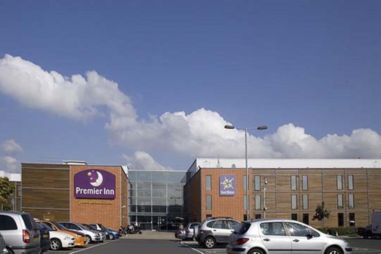 Premier Inn London Heathrow Airport T2 & T3 - Bath Road Hounslow Bagian luar foto