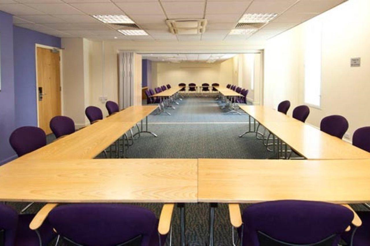Premier Inn London Heathrow Airport T2 & T3 - Bath Road Hounslow Bagian luar foto