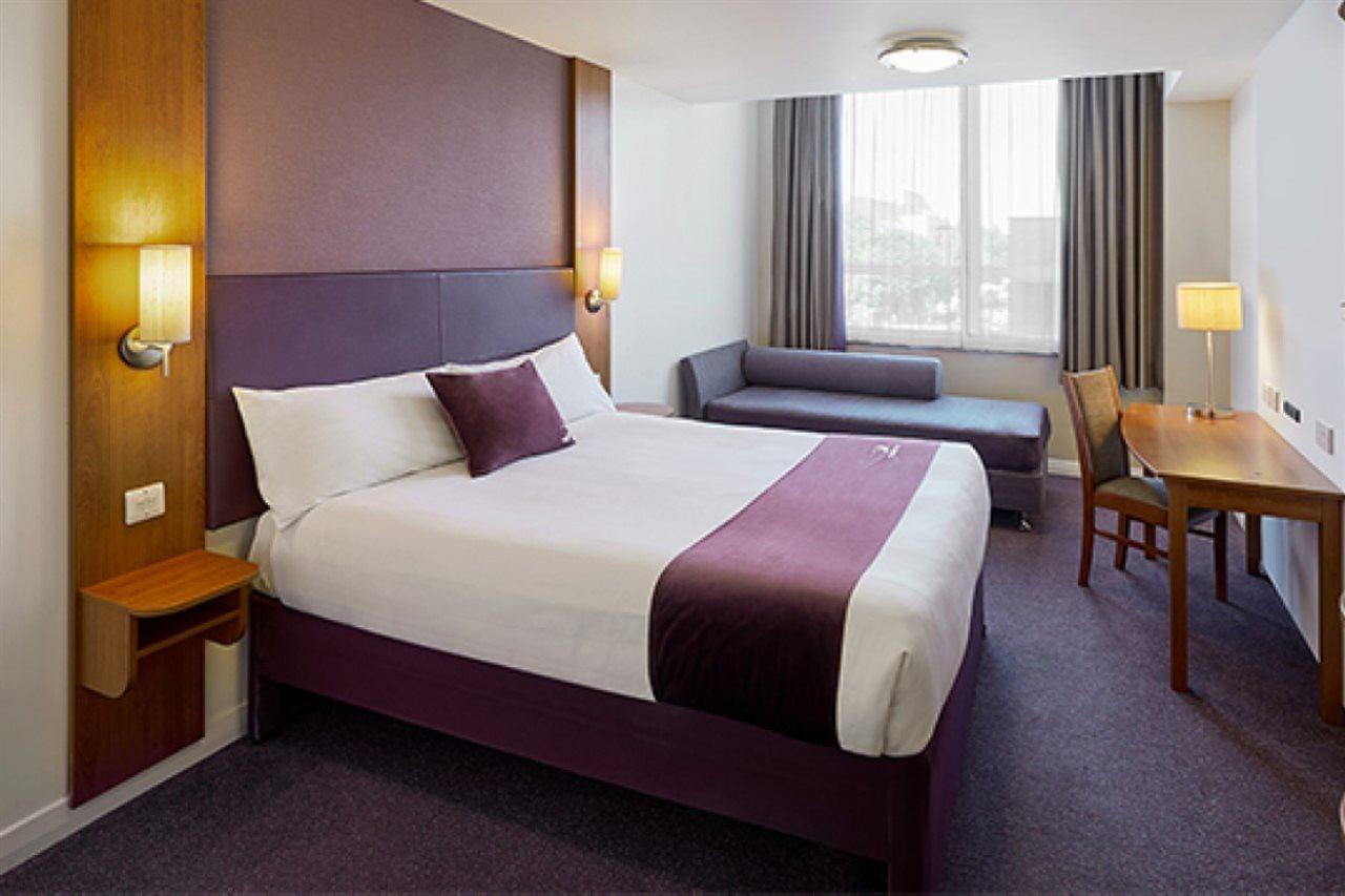 Premier Inn London Heathrow Airport T2 & T3 - Bath Road Hounslow Bagian luar foto