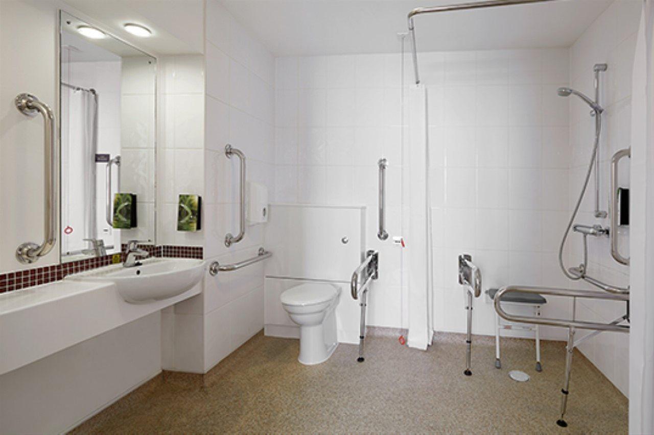 Premier Inn London Heathrow Airport T2 & T3 - Bath Road Hounslow Bagian luar foto