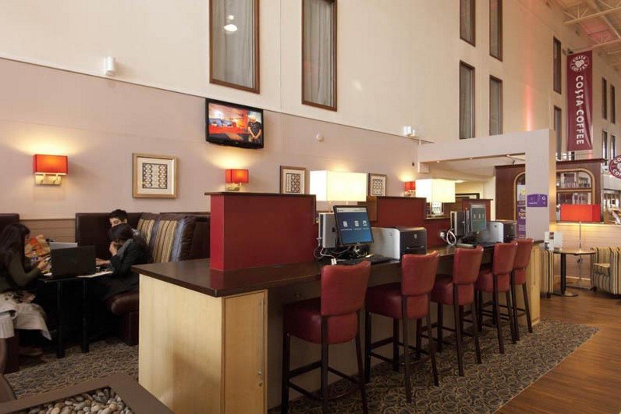 Premier Inn London Heathrow Airport T2 & T3 - Bath Road Hounslow Bagian luar foto