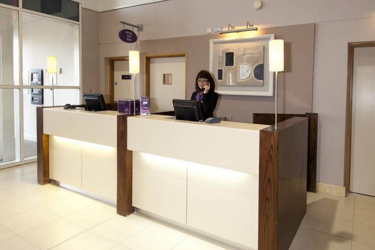 Premier Inn London Heathrow Airport T2 & T3 - Bath Road Hounslow Bagian luar foto