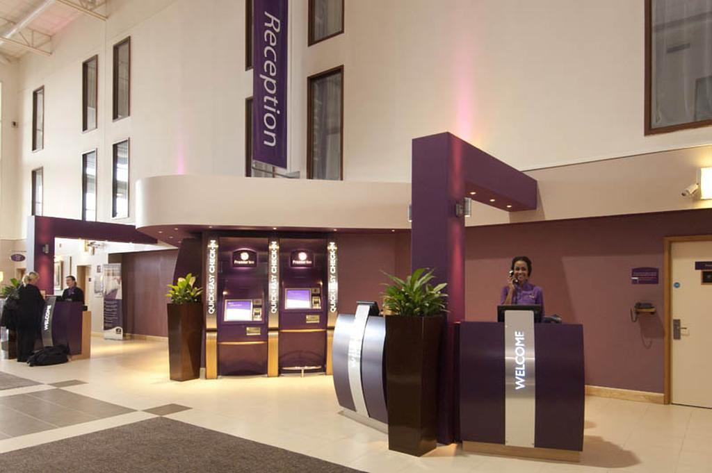 Premier Inn London Heathrow Airport T2 & T3 - Bath Road Hounslow Bagian luar foto