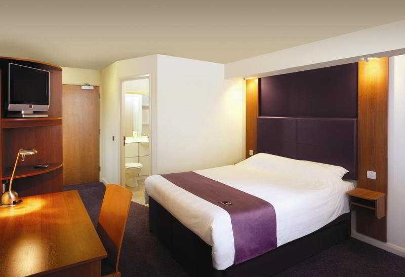 Premier Inn London Heathrow Airport T2 & T3 - Bath Road Hounslow Bagian luar foto